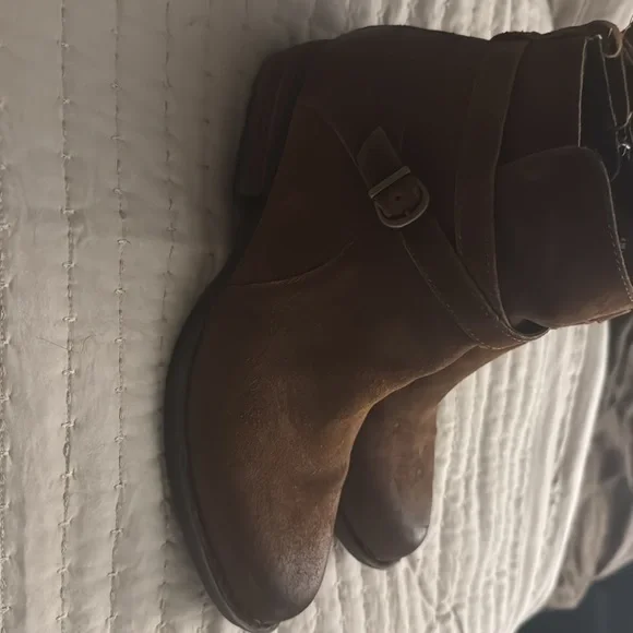 Born booties in great condition. Worn maybe once - Picture 3 of 8